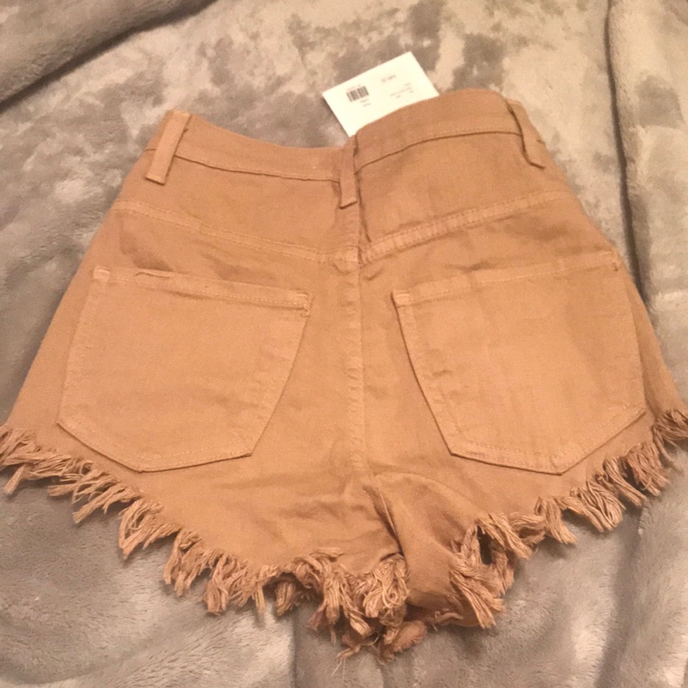 Beige shorts - Picture 2 of 3